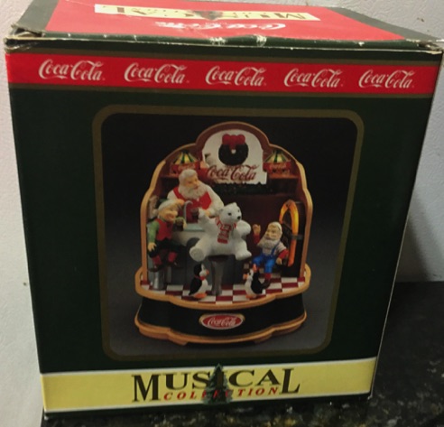 3028-2 € 65,00 coca cola muziekdoos kerstman staand achter de bar hoogte 20 cm.jpeg